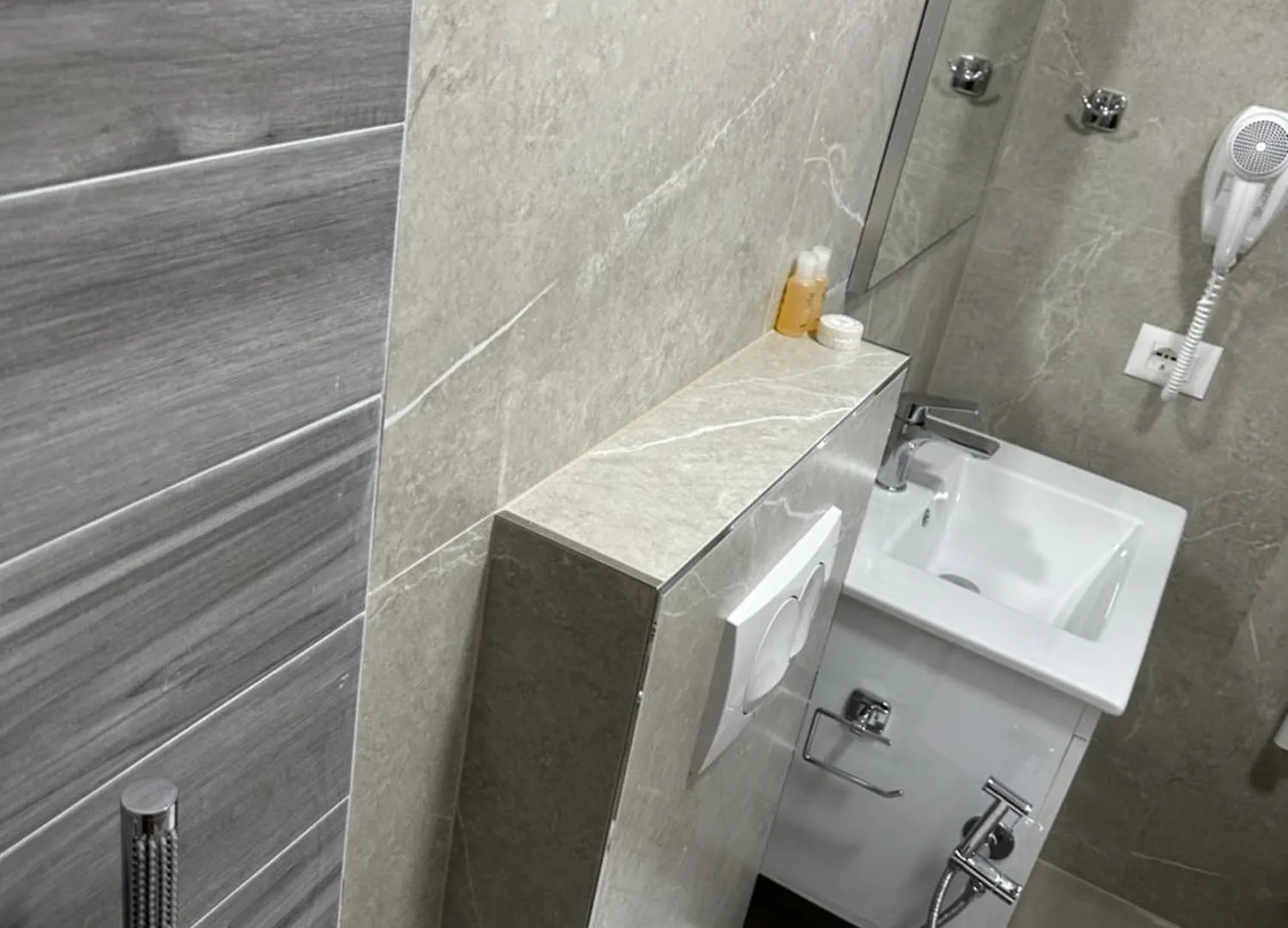 Comfort Rooms Поградец 0*,  Албания