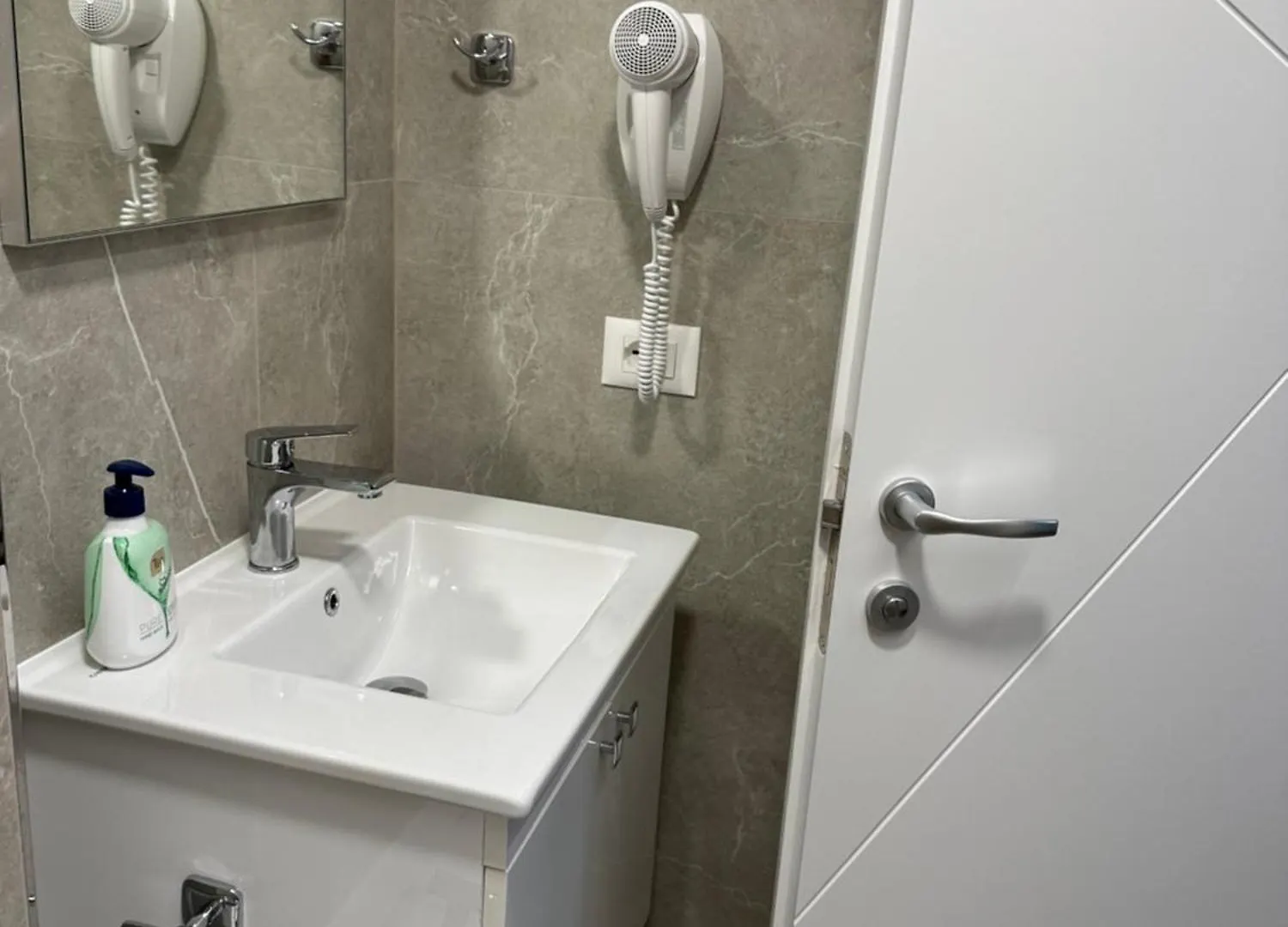 Comfort Rooms Поградец 0*,  Албания