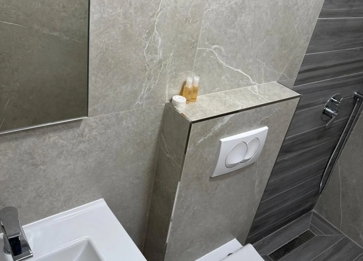 Comfort Rooms Поградец Албания