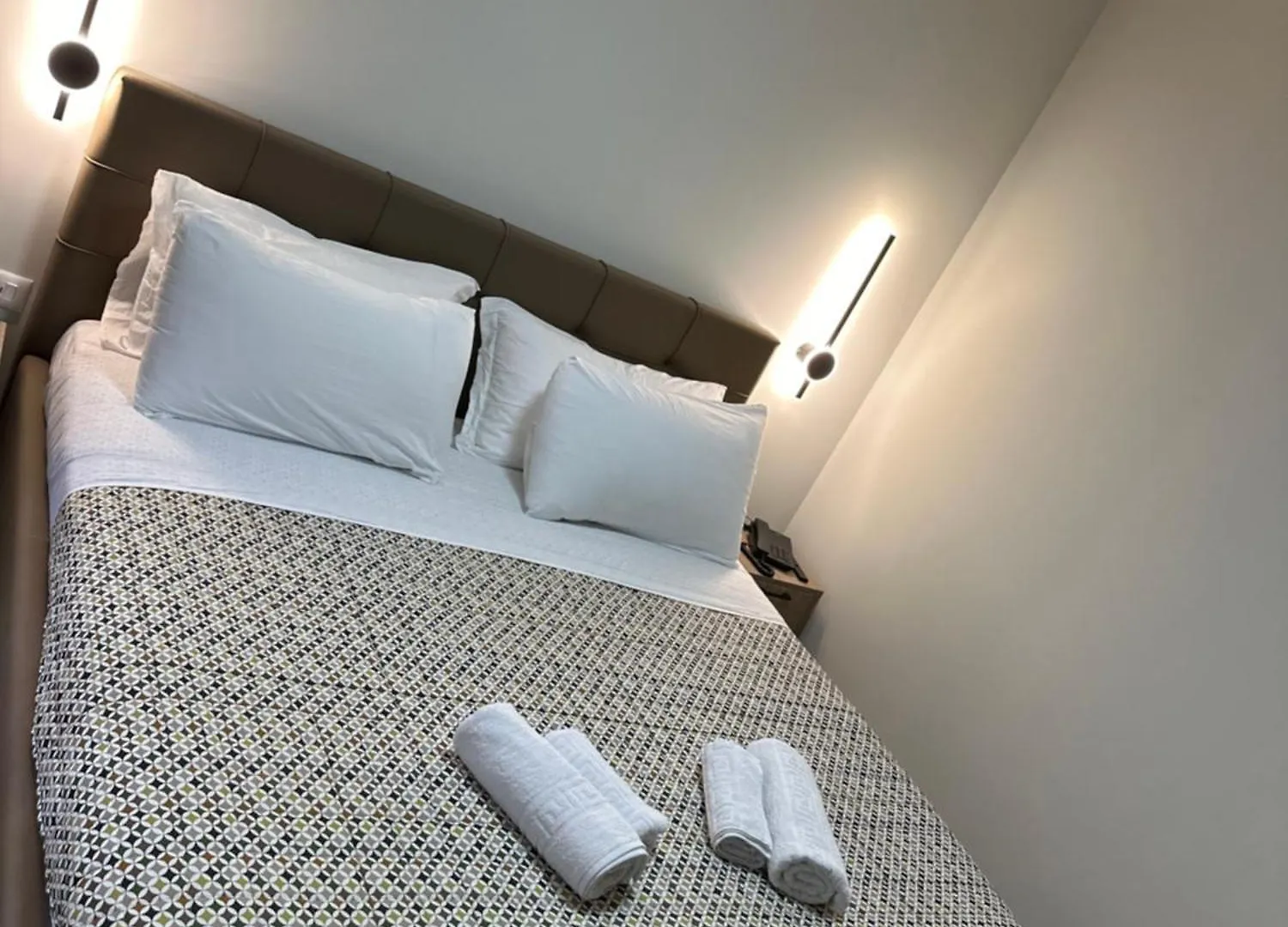 Comfort Rooms Поградец 0*,  Албания