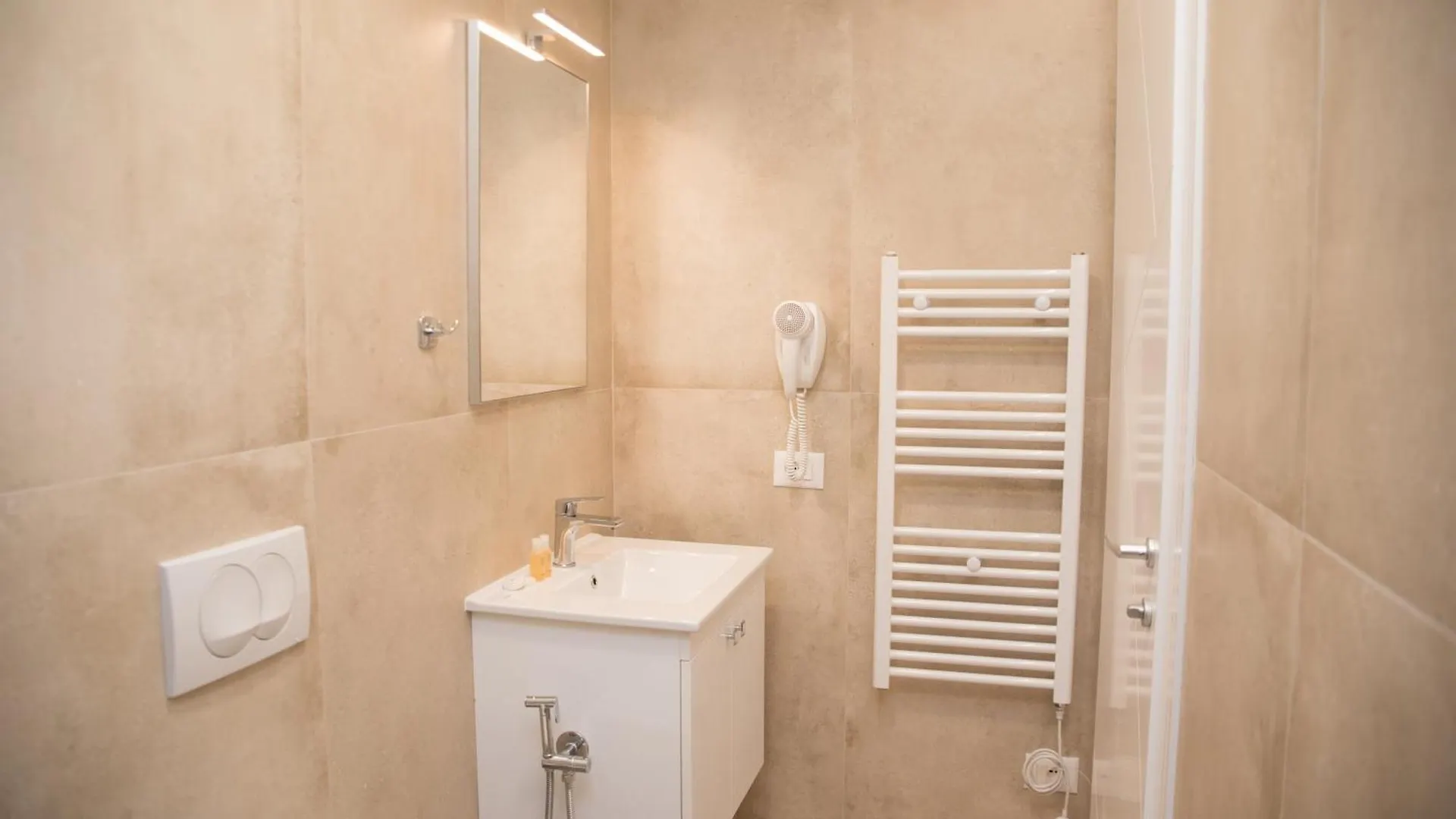 Comfort Rooms Поградец Албания