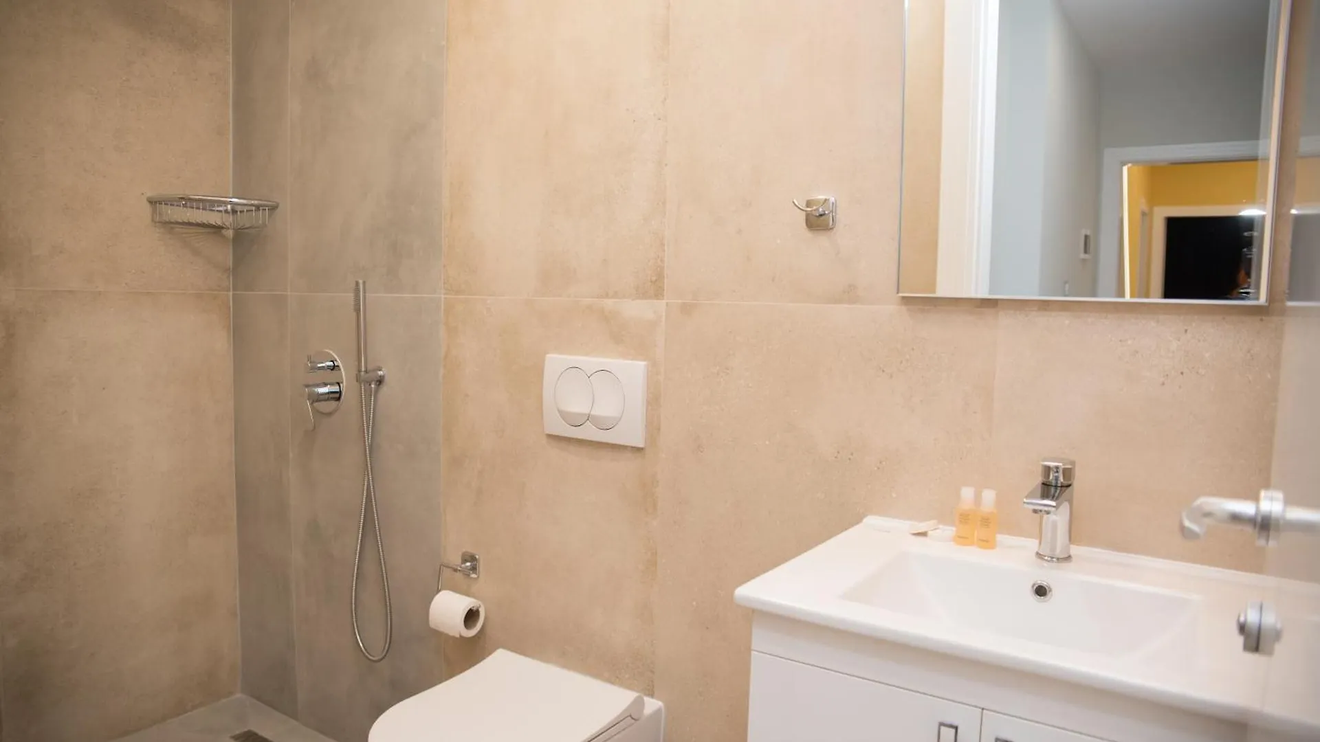 Comfort Rooms Поградец 0*,