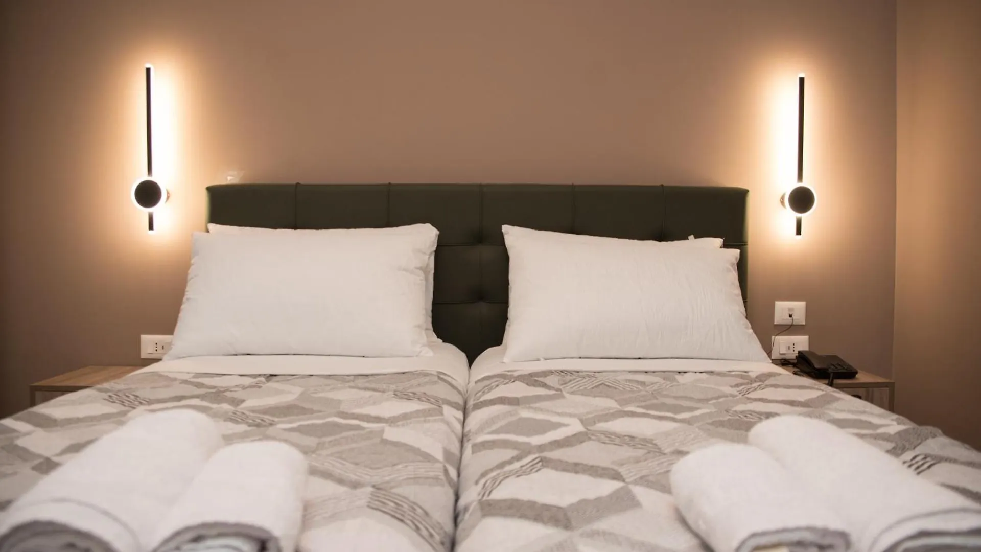 Comfort Rooms Поградец 0*,  Албания