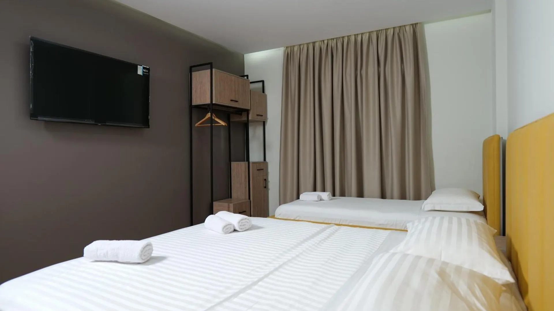 Comfort Rooms Поградец 0*,  Албания