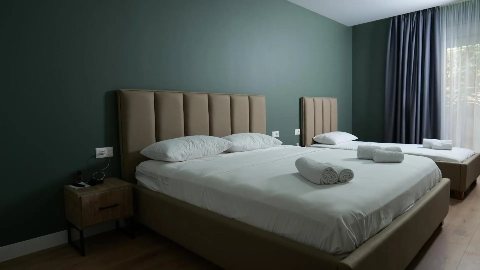 Comfort Rooms Поградец 0*,  Албания